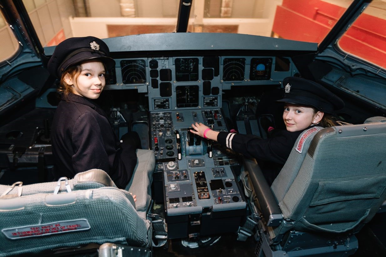 can-someone-under-18-travel-alone-on-a-plane-herkes-in-havac-l-k