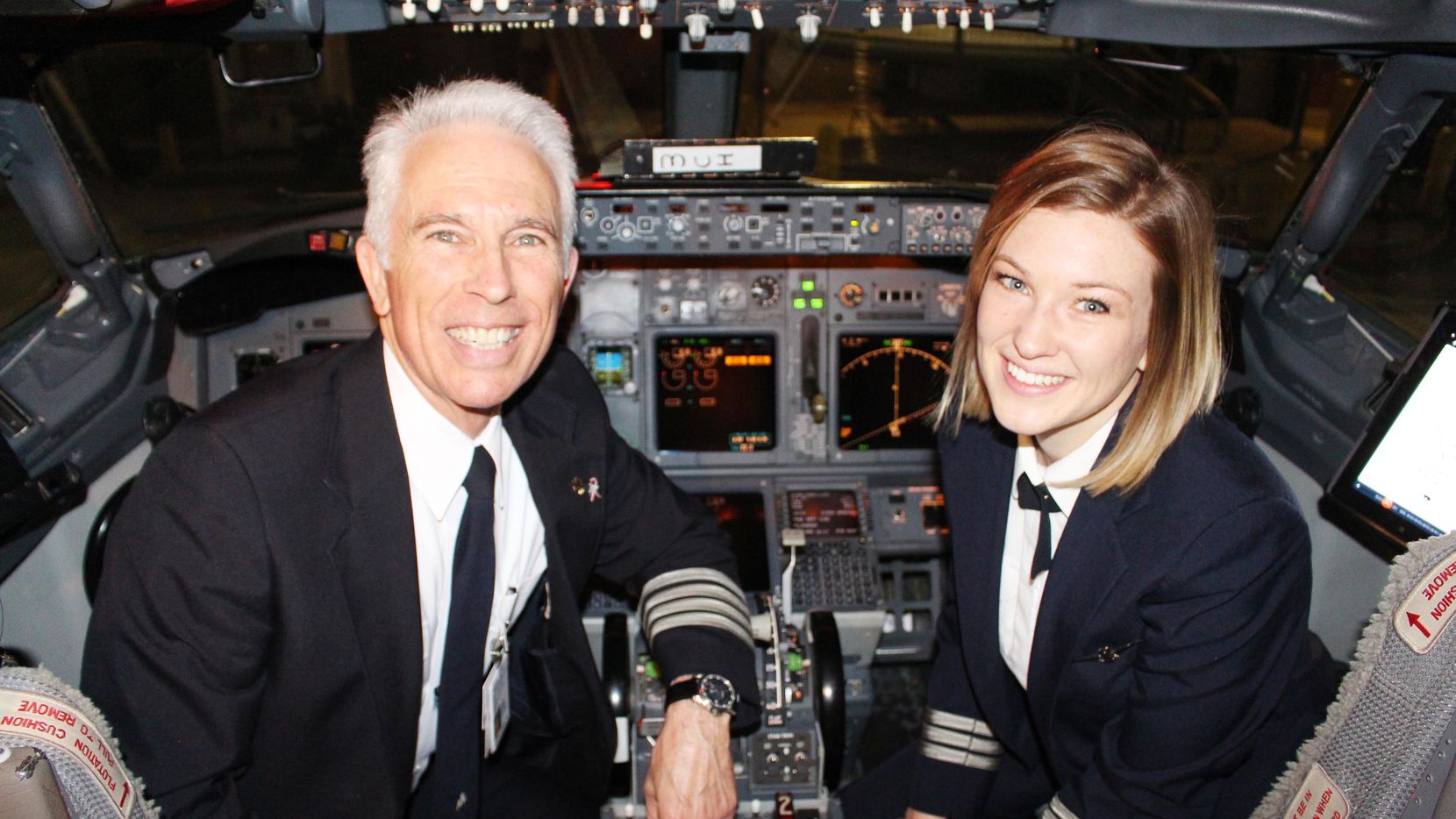 First officer. American Airlines Captain. Алвин Скотт пилот. Джесси Браун пилот дочь. Мать и дочь пилоты.